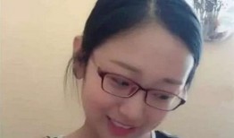 抖音网红李二狗泳池吃瓜,抖音网红夏日新风尚